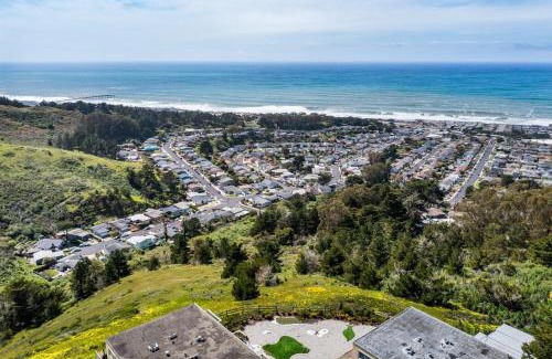 Pacifica Apartment | Stunning 2BR with Ocean, Mountain & Sunset Views