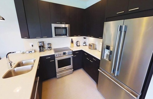 Four Corners House | Stunning 3 bed/3 bath end-of-row townhome, dip pool, balcony, Disney 9 miles!