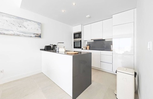 Alcorrin Apartment | Stunning 3 Bed Penthouse - Sea Views