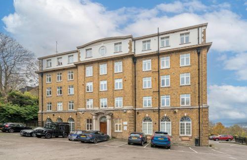 Blackheath Apartment | Stunning 3 Bedroom Flat, with Parking, Sleeps Six, Near Greenwich Park
