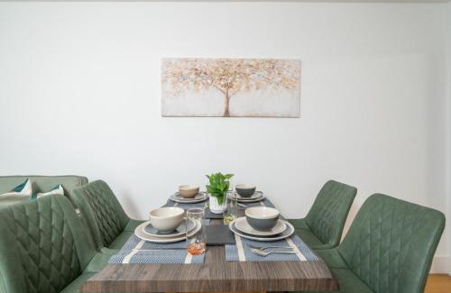 Blackheath Apartment | Stunning 3 Bedroom Flat, with Parking, Sleeps Six, Near Greenwich Park