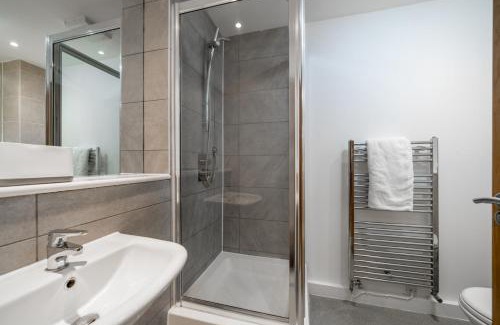 Blackheath Apartment | Stunning 3 Bedroom Flat, with Parking, Sleeps Six, Near Greenwich Park