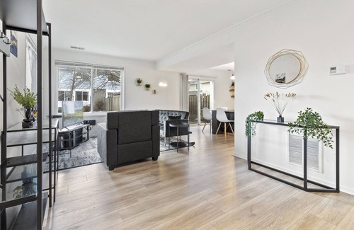 Germantown House | Stunning 3-bedroom townhouse with a beautiful backyard Luxury stay