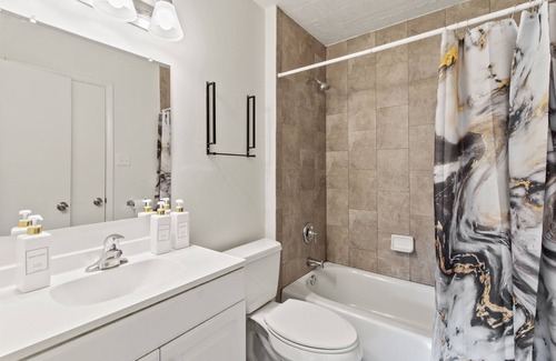 Germantown House | Stunning 3-bedroom townhouse with a beautiful backyard Luxury stay