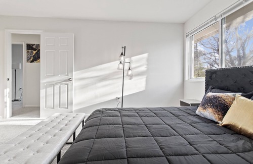 Germantown House | Stunning 3-bedroom townhouse with a beautiful backyard Luxury stay