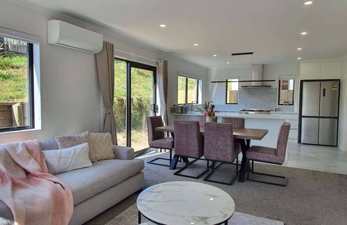 Hamilton House | Stunning 3 Bedrooms House Close to University
