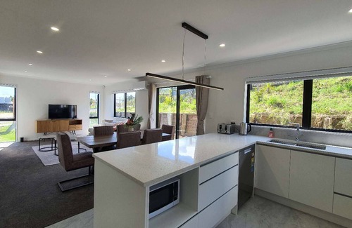 Hamilton House | Stunning 3 Bedrooms House Close to University