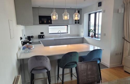 Peninsula Apartment | Stunning 3 Double Bedroom Apt in Greenwich near O2