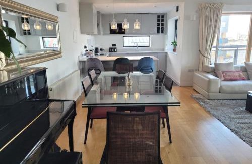 Peninsula Apartment | Stunning 3 Double Bedroom Apt in Greenwich near O2