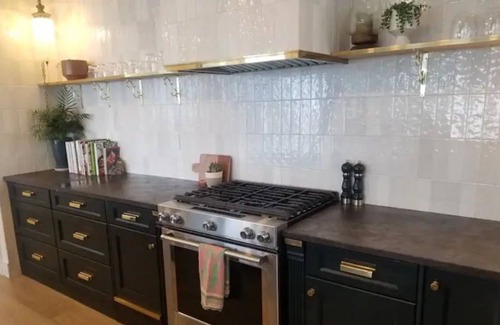 Kamloops House | Stunning 365degree vapor cleaned central view home