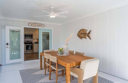 Siesta Key House | Stunning 3BD Siesta Cottage - Walk to the Beach!