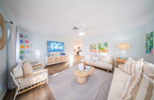 Siesta Key House | Stunning 3BD Siesta Cottage - Walk to the Beach!