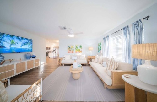 Siesta Key House | Stunning 3BD Siesta Cottage - Walk to the Beach!