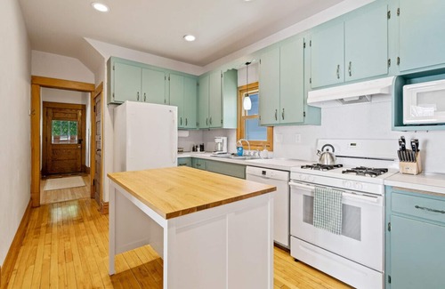 Merriam Park House | Stunning 3br close to everything! Clean and bright