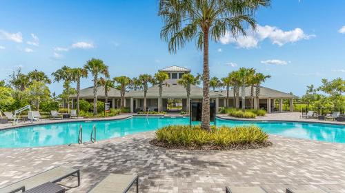 Bradenton House | Stunning 3BR Modern Retreat, 20min to Beaches & Downtown, Pondside Bliss