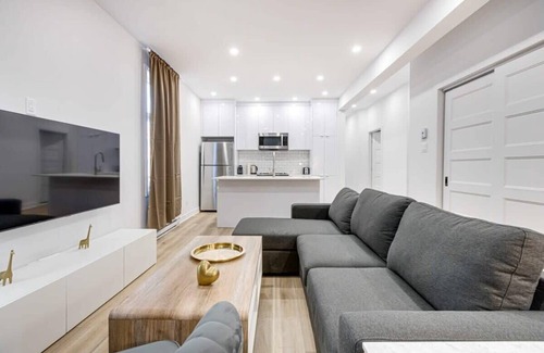 Mile End Apartment | Stunning 3BR w/Sofa Bed near Little Italy - A