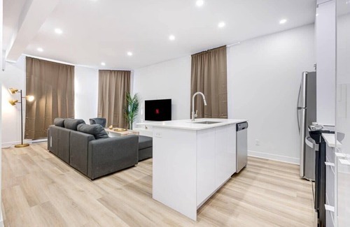 Mile End Apartment | Stunning 3BR w/Sofa Bed near Little Italy - A