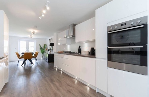 Cheltenham House | Stunning 4 Bed 3 Bathroom Home