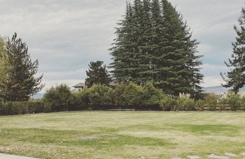 Medford House | Stunning 4 bedroom spacious home on fully landscaped acre.