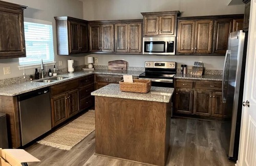 Independence House | Stunning 4 BR in Independence