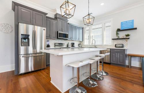 Faubourg Lafayette Apartment | Stunning 4BR-5BR near French Quarter Homes by Hosteeva