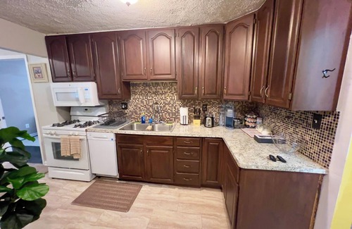 Mount Clemens House | Stunning 4BR Ranch-Style Home with Modern.