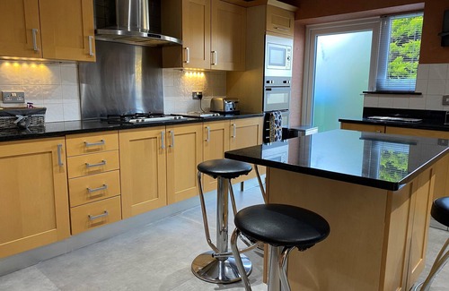 Pagham House | Stunning 5 bedroom family home just 5 mins to the beach!