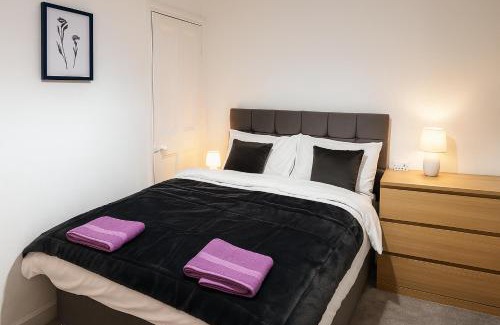 Castle House | Stunning 5 Bedroom Home in the Heart of Swansea - Snooker Table, WiFi & Parking!