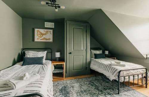 Lancaster House | Stunning 5 BR -Heart of Downtown