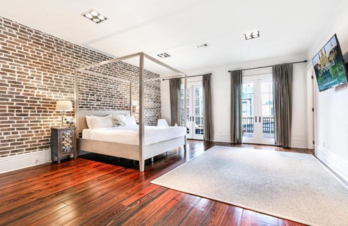 Central Business District House | Stunning 5 BR Urban Oasis Downtown NOLA