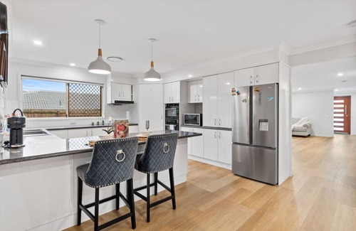 Wishart House | Stunning 5BR Big Modern Home w/Parking/Malls/Parks