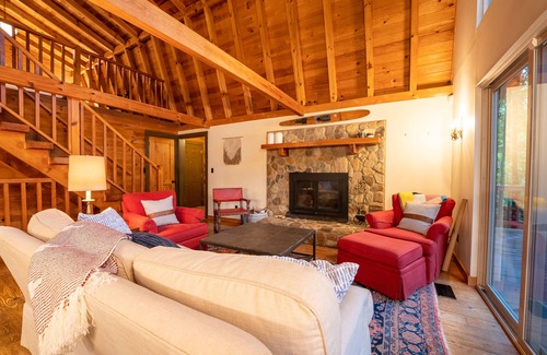 Cleveland Cabin | Stunning 5BR Lodge - Hot Tub & Table Rock Views