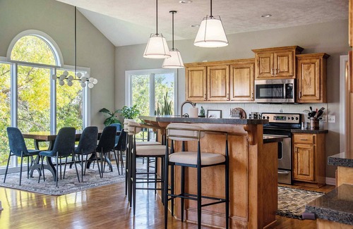 Jefferson House | Stunning 5BR Villa, Large Hot Tub & Scenic Yard!