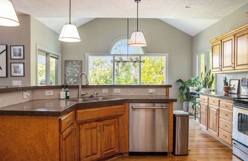 Jefferson House | Stunning 5BR Villa, Large Hot Tub & Scenic Yard!