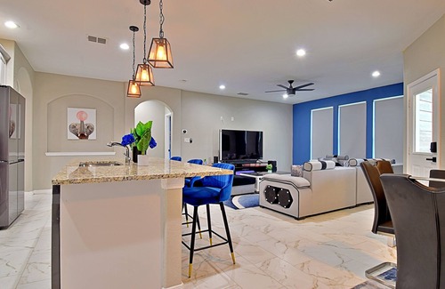 Southside House | Stunning 6 Bedroom Near Downtown with Tons of Games, Pickleball, Sleeps 19