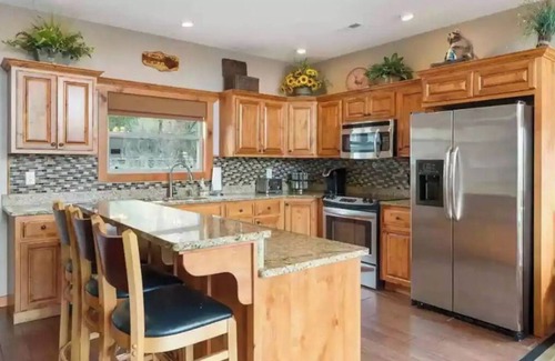 Lampe Cabin | Stunning 6BR 6BA Lakefront Cabin Sleeps 16