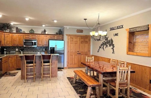 Lampe Cabin | Stunning 6BR 6BA Lakefront Cabin Sleeps 16