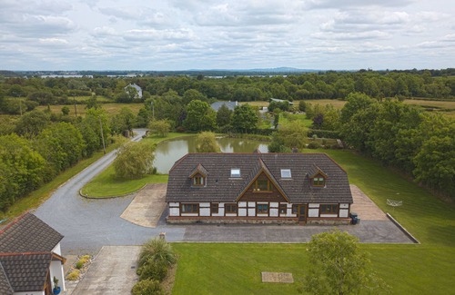 Jamestown House | Stunning 7 bedroom lakeside lodge in beautiful Shannon countryside - Roscommon