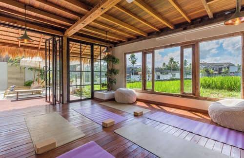 Umalas Villa | Stunning 7BR Large Group Private Pool Yoga Gym Cinema 10min Canggu Surfing Beach