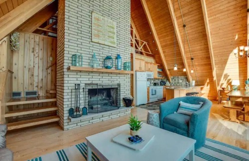Poynette Cottage | Stunning A-frame on Lake WI
