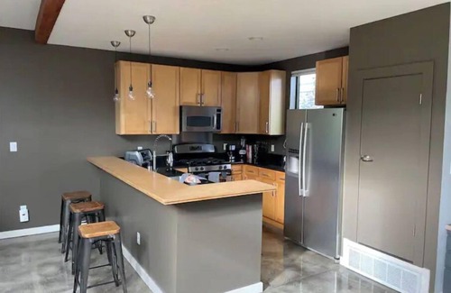 Oakland Condo | Stunning Airy Industrial 2 Bedroom/Bath Loft