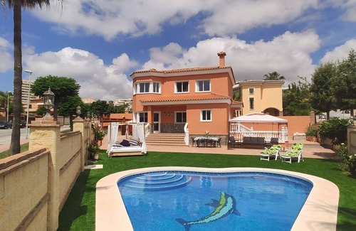 Torrequebrada Villa | Stunning all year-round beach house (5 min to beach)