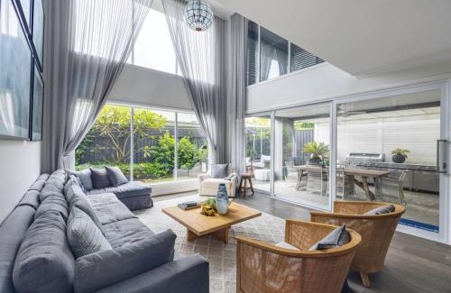 Rochedale House | Stunning and Luxurious 4-Bedroom Mansion at Rochedale