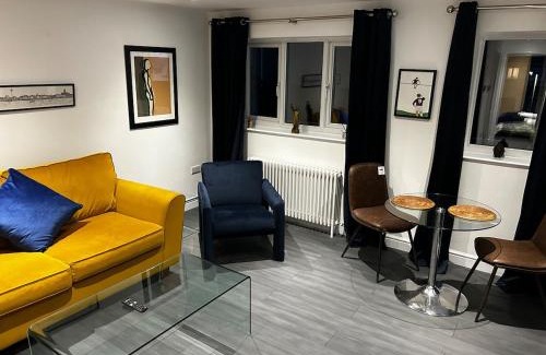 Barnsley Apartment | Stunning apartment with parking near Barnsley town centre sleeps 4