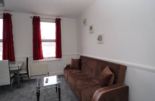 Loxford Apartment | Stunning Apt | Free Parking | Private Garden