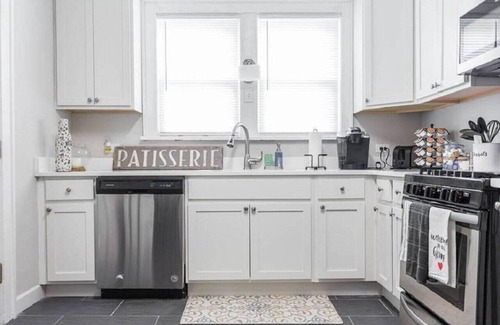 Libertyville Apartment | Stunning apt in DT Libertyville - Near Naval Base