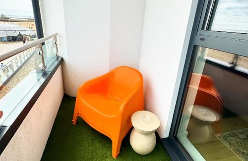 Ramsgate Apartment | Stunning Beach Front Apartment with Sea views, FREE Parking & Balcony