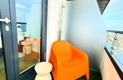 Ramsgate Apartment | Stunning Beach Front Apartment with Sea views, FREE Parking & Balcony
