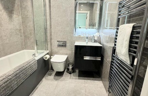 Ramsgate Apartment | Stunning Beach Front Apartment with Sea views, FREE Parking & Balcony