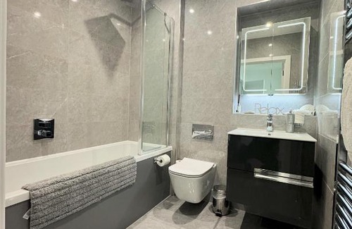 Ramsgate Apartment | Stunning Beach Front Apartment with Sea views, FREE Parking & Balcony